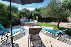 Terrasse avec bains de soleil