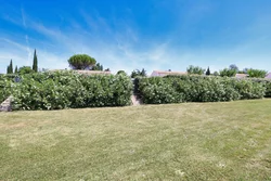 Accès depuis le jardin commun vers la villa