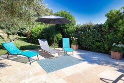 Terrasse avec bains de soleil