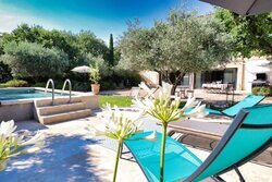 Terrasse avec bains de soleil
